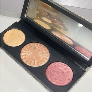 MAC COSMETICS - FLASHING ICE EXTRA DIMENSIONS SKINFINISH IN MEDIUM/DEEP